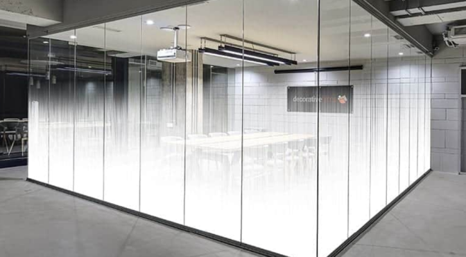 Cermin Pintar di Fitting Room: Bisa Kasih Saran Outfit atau Cuma Bikin Minder?