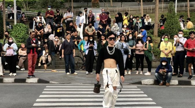 Selamat Tinggal ‘Gaya Rapi’! Kenapa Tren Estetika Post-Perfect dengan Distorsi Visual Justru Jadi Kiblat Fashion Jalanan Juni Ini?