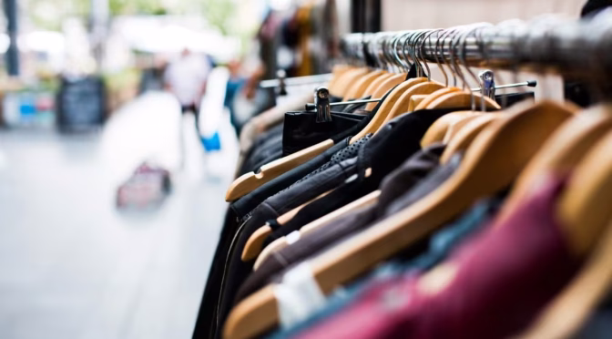 Tren Thrifting Mulai Ditinggalkan, Gen Z Lebih Pilih ‘Upcycling AI’ dan ‘Fashion yang Bisa Di-edit’ – Inilah 3 Alasan Kenapa Beli Baju Baru Dianggap Ketinggalan Zaman
